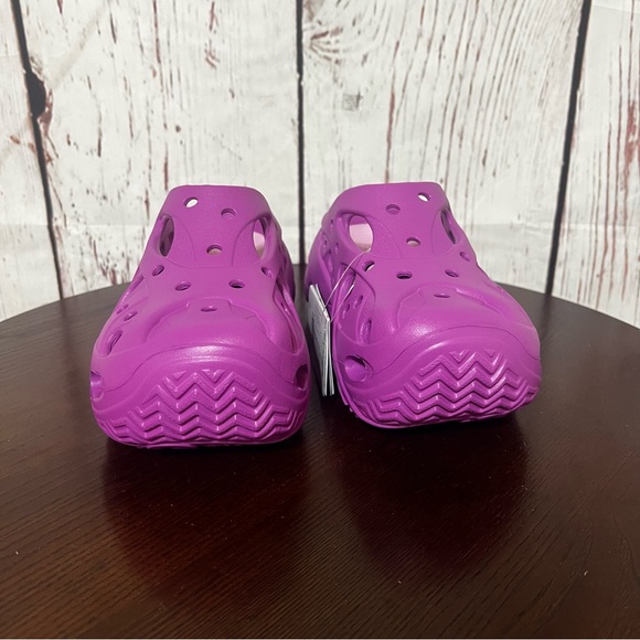 CROCS Women's Vibrant Purple Clogs - Picture 6 of 14